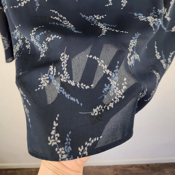 Vince Navy Blue Sprig Floral Print V-Neck Popover Blouse sz M - Picture 10 of 10